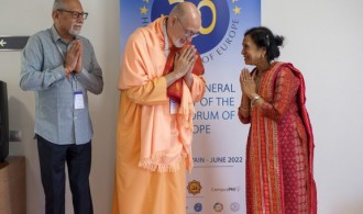 Kesh Morjaria (CEO), Pujya Swami Rameshwarananda Giri Maharaj and Dr. Lakshmi Vyas (president of Hindu Forum of Europe)